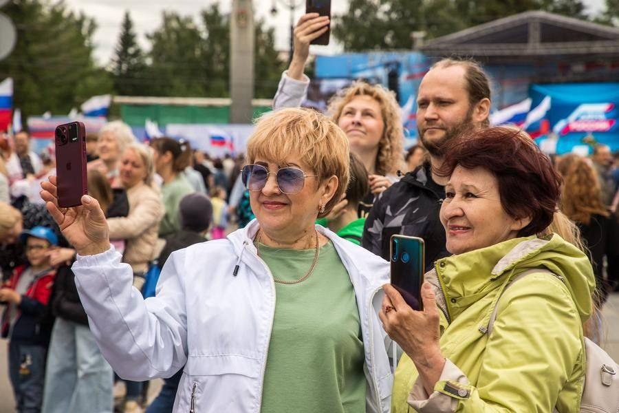 Следуя веяниям 21 века, зрители фиксируют происходящее на камеры