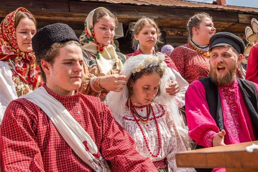 Наконец жених занимает место возле невесты, и невесте надевают фату