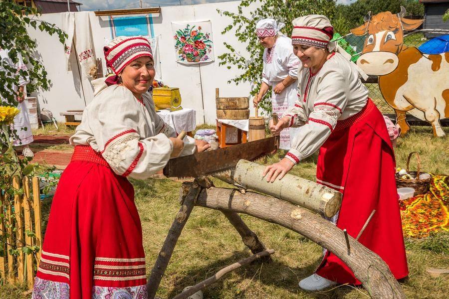 …но это не так: подворье с флагами, пожалуй, самое интерактивное из всех представленных