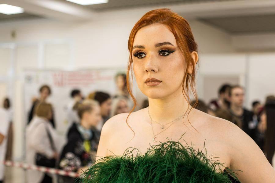 Умело подчеркнуть красоту молодости — вот что должны уметь все визажисты