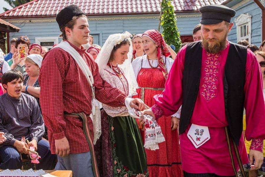 Руки молодых перевязывают рушником в знак единения