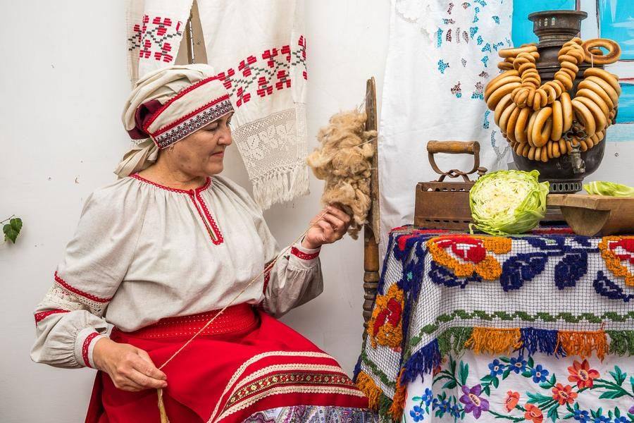Мастерицы показывают, как в старину пряли…