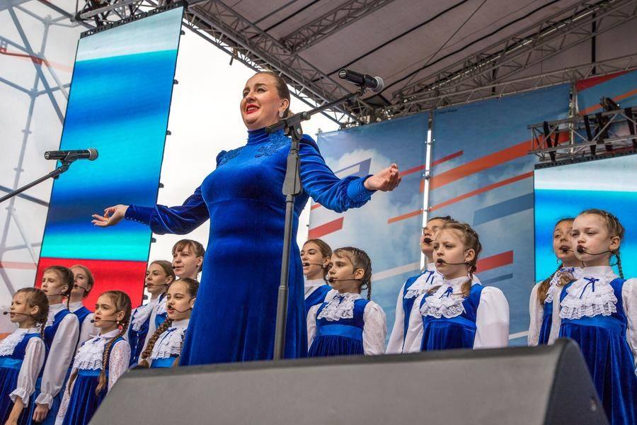 Гимн России, как и год назад, звучит в блестящем исполнении хора PrimaVera
