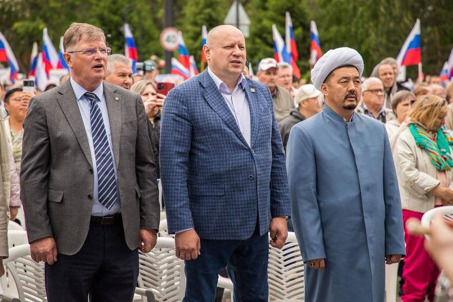На открытии присутствуют первые лица органов власти…