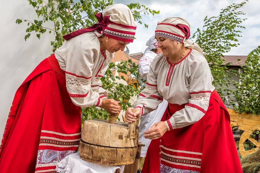 Желающие могут даже покрутить жернова старинной ручной мельницы