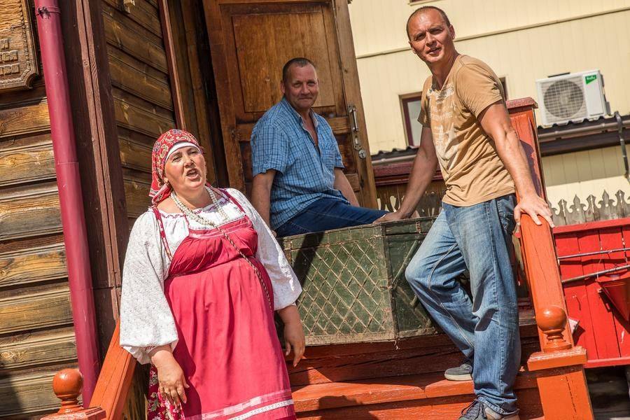 Впрочем, тут какая-то заминка: сваха сообщает, что сундук уж больно тяжел