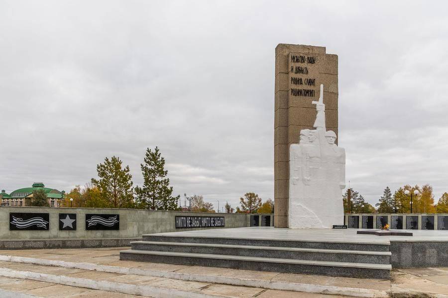 Доминанта парка — мемориал воинам-полтавчанам, открытый в 1967 году