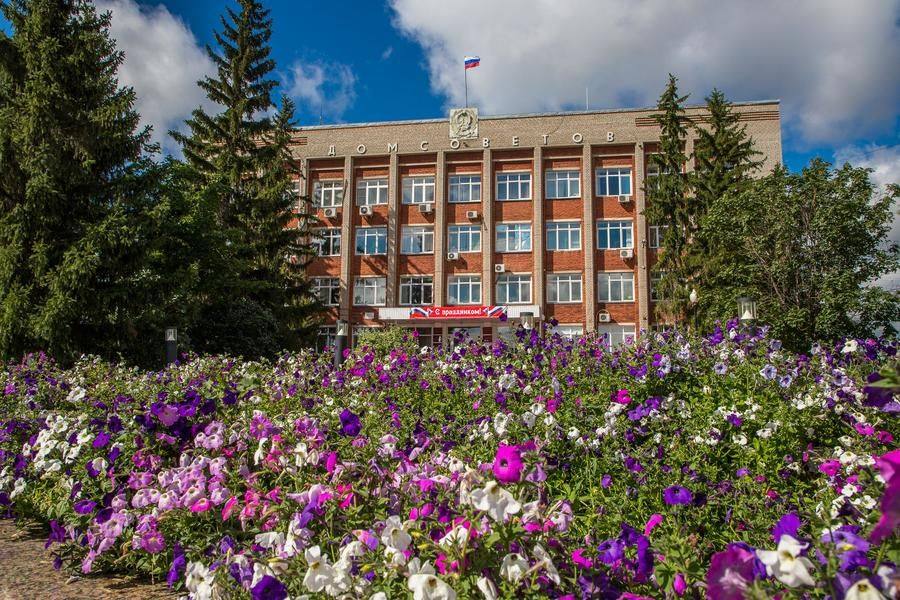 Центральная площадь покрыта благоухающими цветами всевозможных оттенков