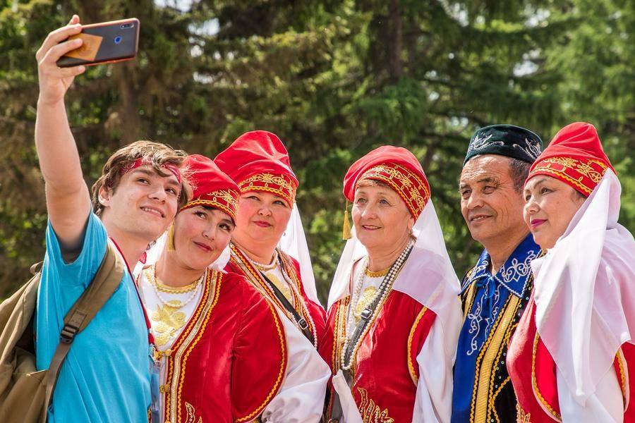 Волонтеры-организаторы также не упускают возможность сделать памятные снимки