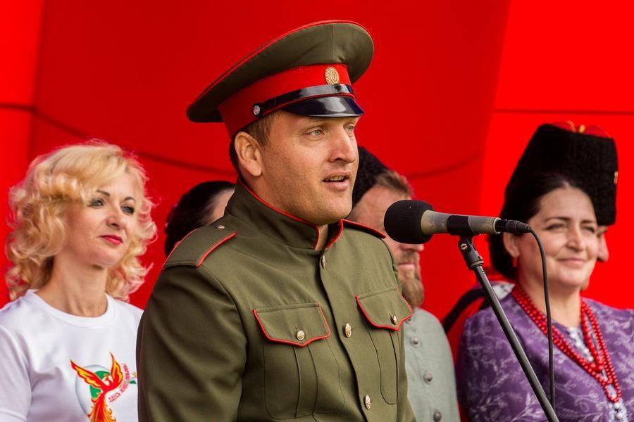 Собравшихся приветствует атаман Лукьяновского казачьего поселения Василий Бондарь