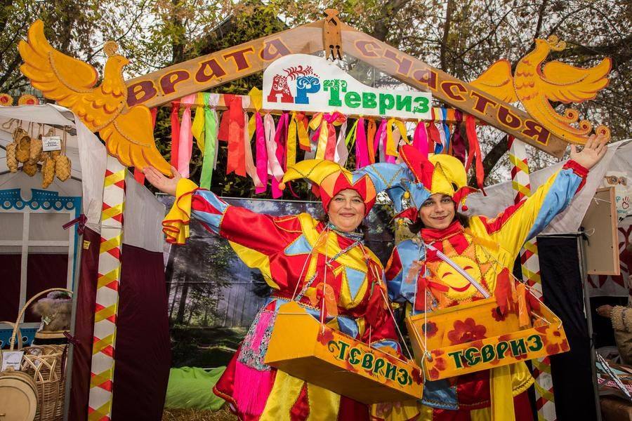 Торговые ряды встречают радушием скоморохов