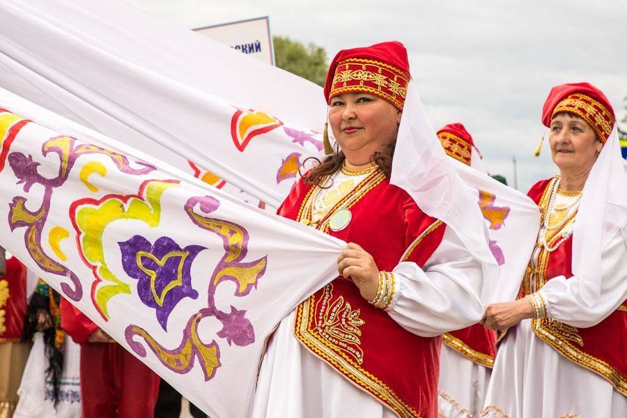 Первое праздничное мероприятие — шествие