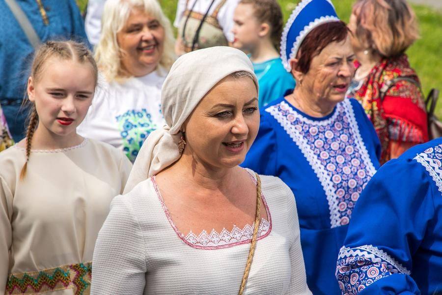 Образовав стреловой хоровод-шествие, с песнями участники проследовали по аллеям