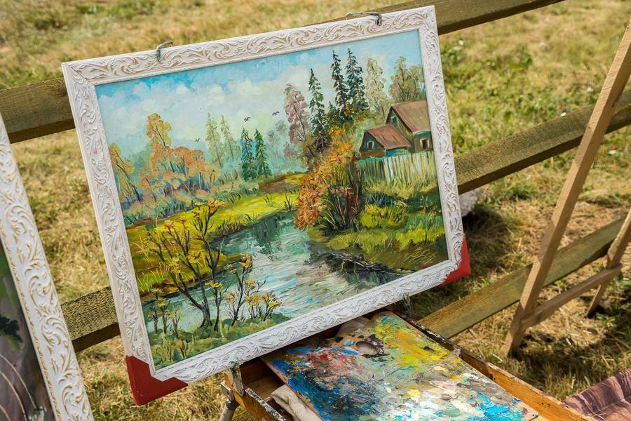 Интересна мини-выставка местного художника Владимира Дудко, педагога школы искусств