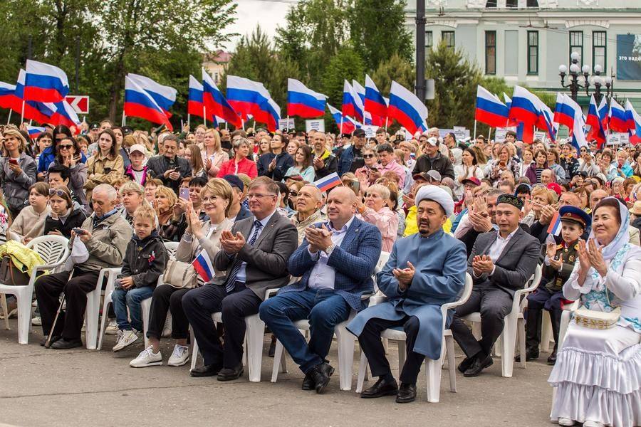 Его речь о единстве самой большой в мире страны встречают аплодисментами