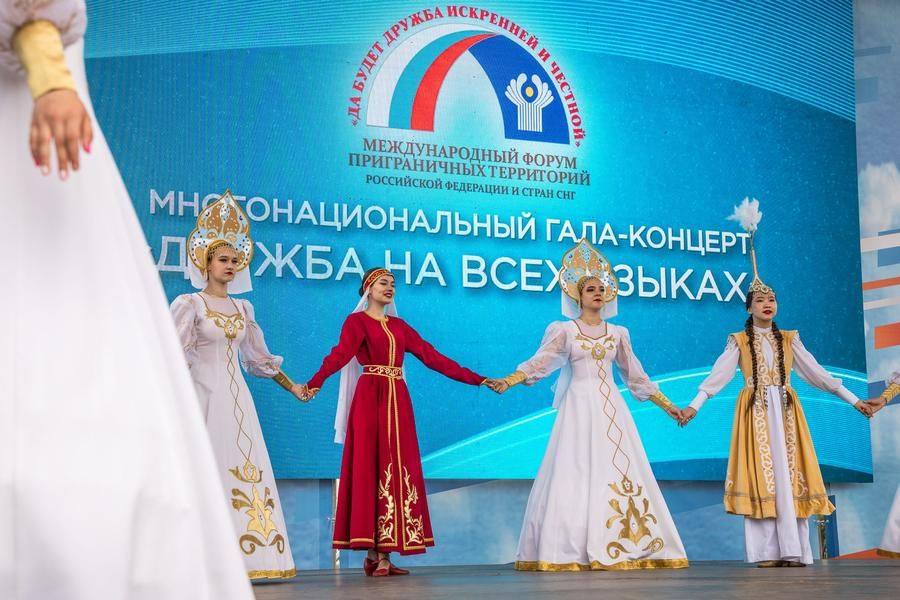 Начинается праздничный концерт «Песня дружбы, лети над Россией»