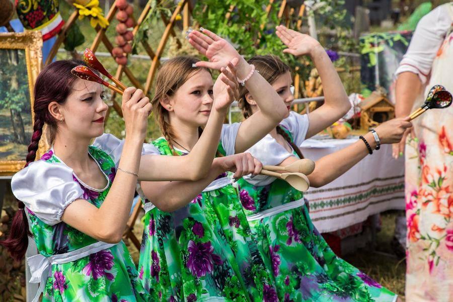 Трио ложечниц демонстрирует в действии простой, но эффектный музыкальный инструмент