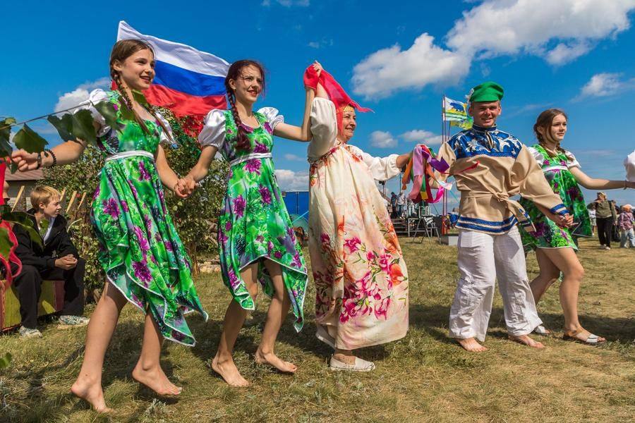 Экскурс в традицию завершается хороводами