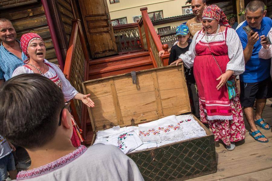Содержимым сундука обязательно надлежит похвастаться…