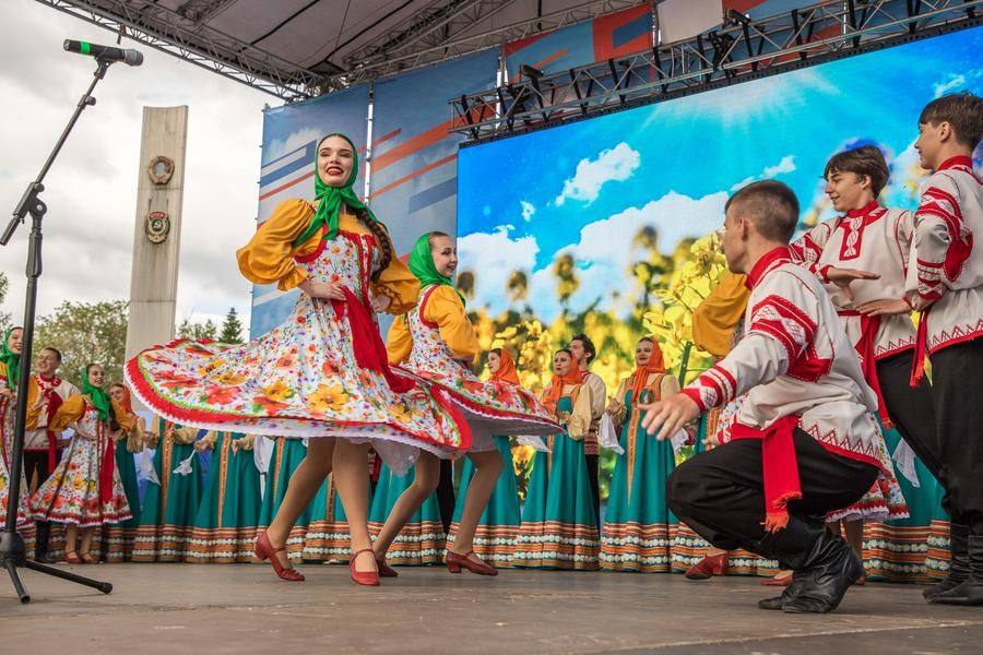 С первых минут сердца зрителей покорил ансамбль песни и танца «Метелица»