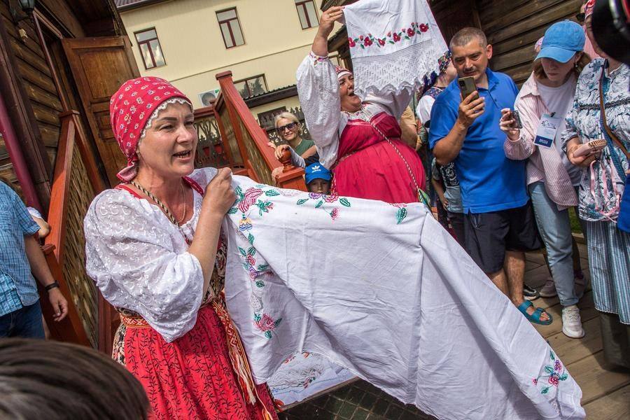 …ведь гости непременно должны увидеть, какая невеста хорошая рукодельница