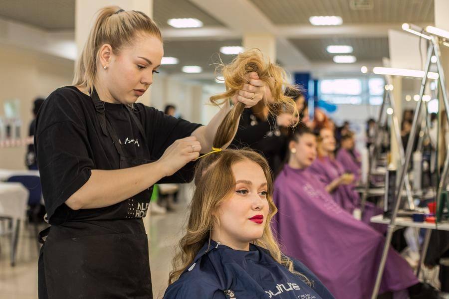 В умелых руках специалиста волосы способны преображаться до неузнаваемости
