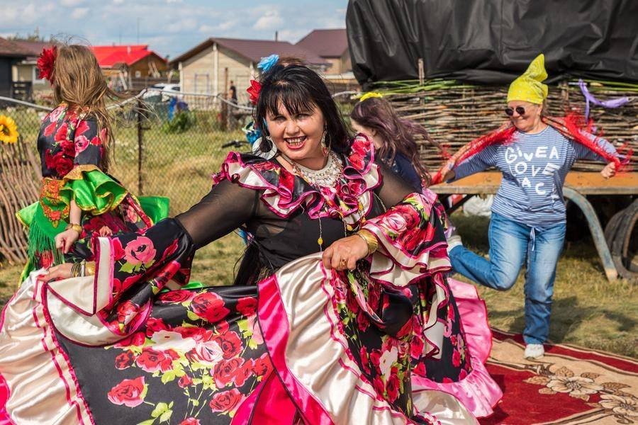 Красавицы зазывают танцевать всех, кто проходит мимо