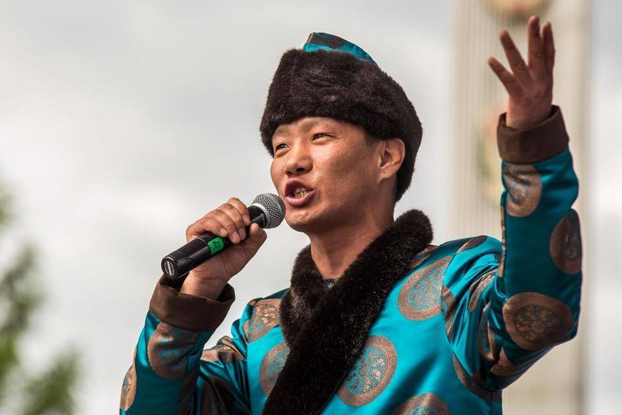 О бурятском народе проникновенно поет Энхэ Эрдынеев (Новосибирск)