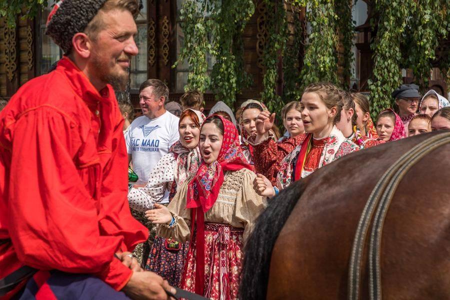 Песни не смолкают
