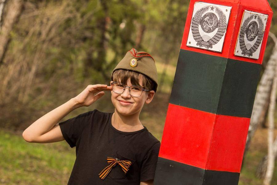 На аллеях парка обладатели военной атрибутики легко находят, чем дополнить образ