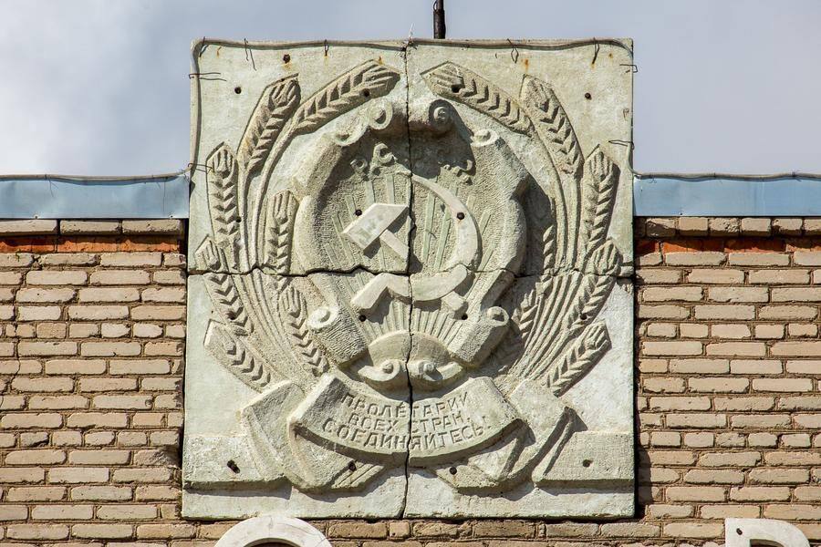 На административном здании сохранилась геральдика минувшей эпохи