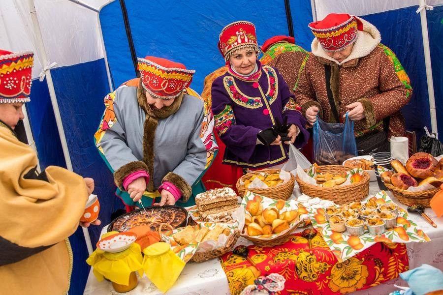 …и готовятся встречать гостей пирогами и другими сладостями