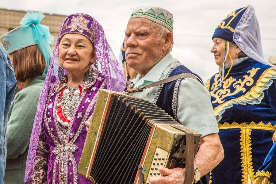 Артисты и представители органов власти выстраиваются в колонну