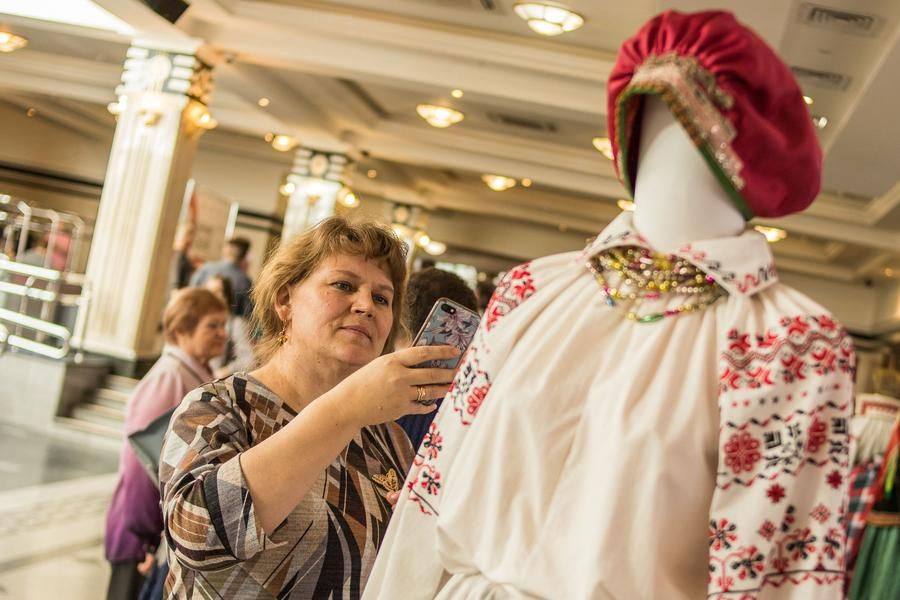 Многие стремятся запечатлеть заинтересовавшие детали одежды рубежа 19–20 веков