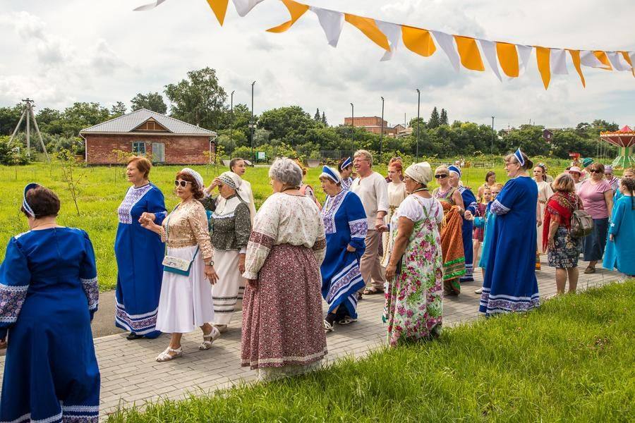 Правила просты: каждая пара проходит между двух рядов поющих из конца в начало