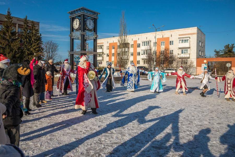 Хоровод поможет согреться, хотя день очень теплый для ноября в Сибири