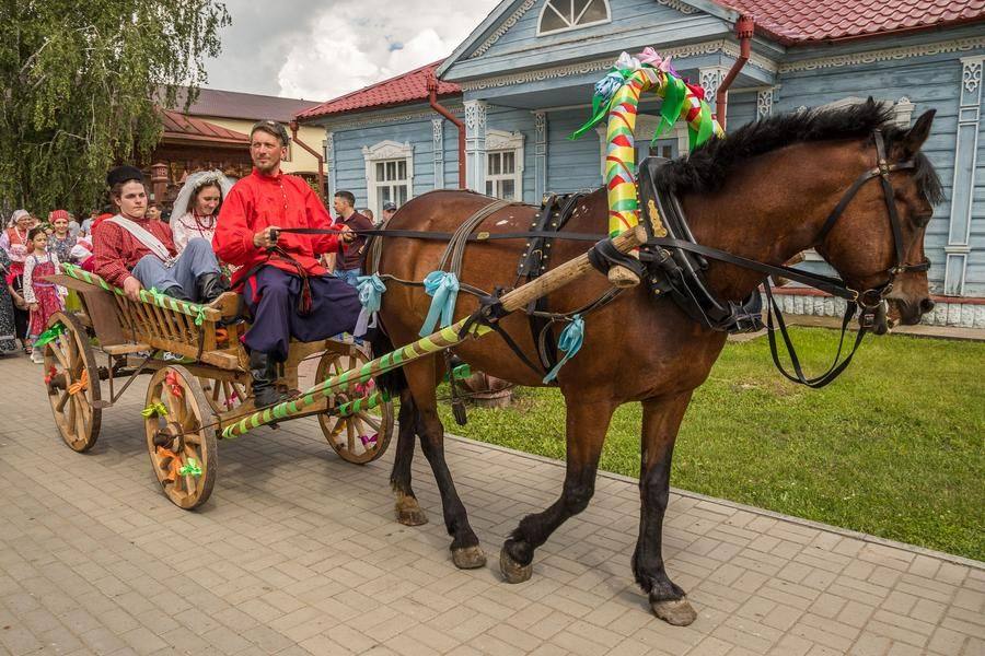 Свадебный поезд должен выглядеть ярко и богато, что отражает достаток семьи жениха