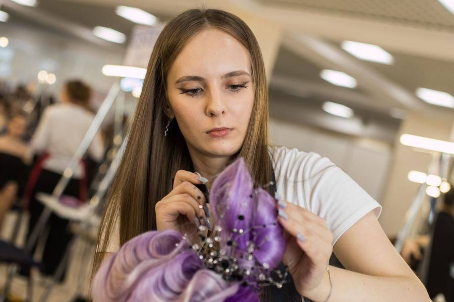 Последняя минута: участница успевает уложить декор…