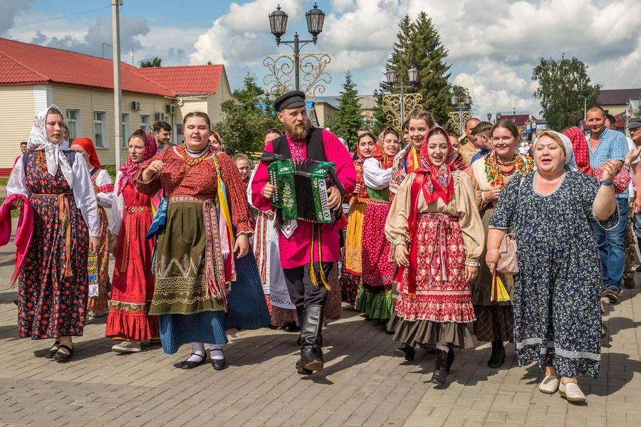 Парни и девушки следуют чуть поодаль, а за ними везут сундук с приданым