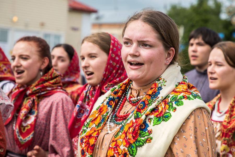 Спустя некоторое время свадебная процессия приближается к дому жениха