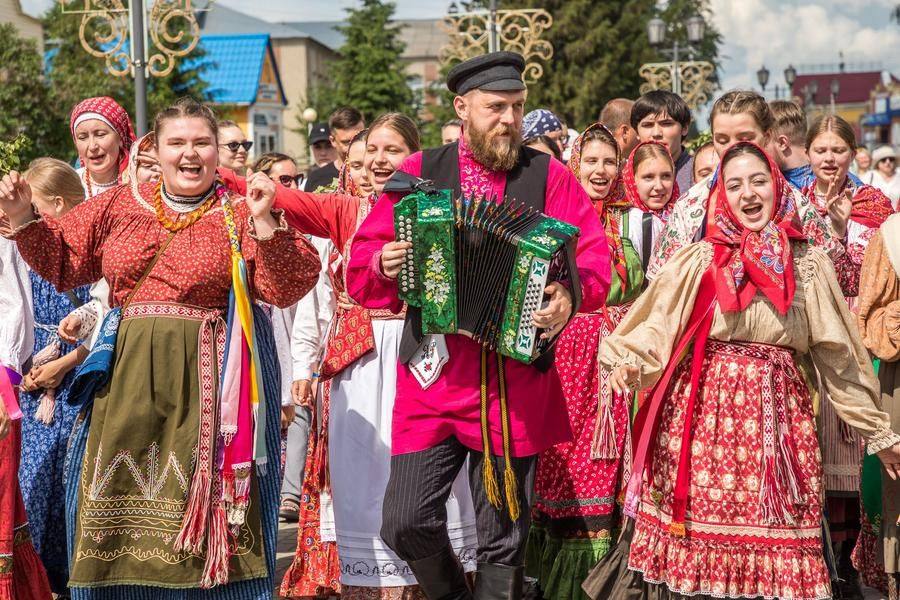 В рядах гостей с обеих сторон царит безудержное веселье