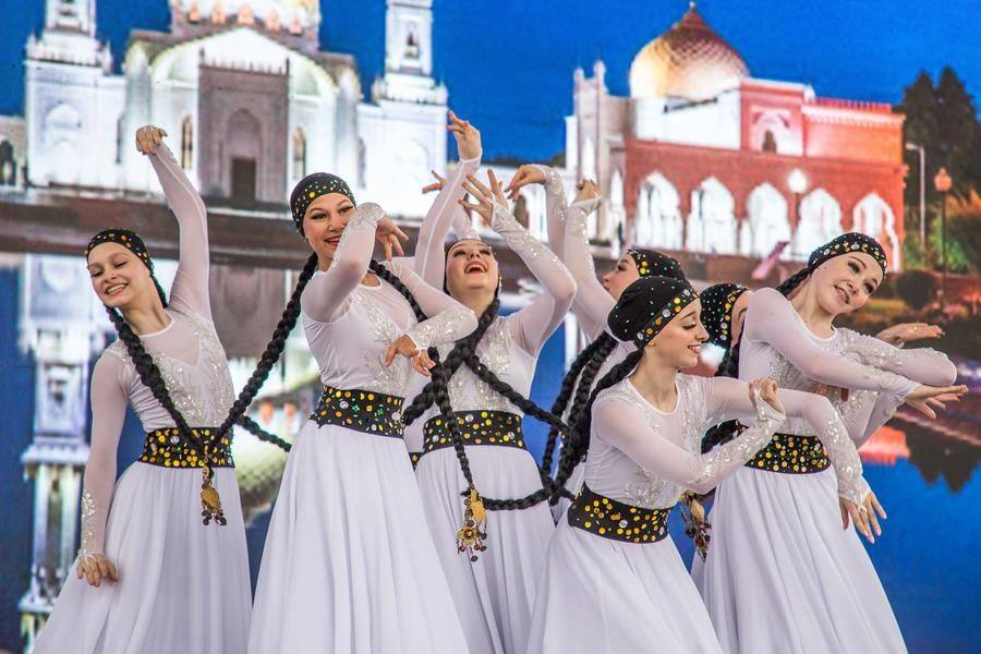 Цифровые декорации меняются, и вот перед нами сложный татарский танец