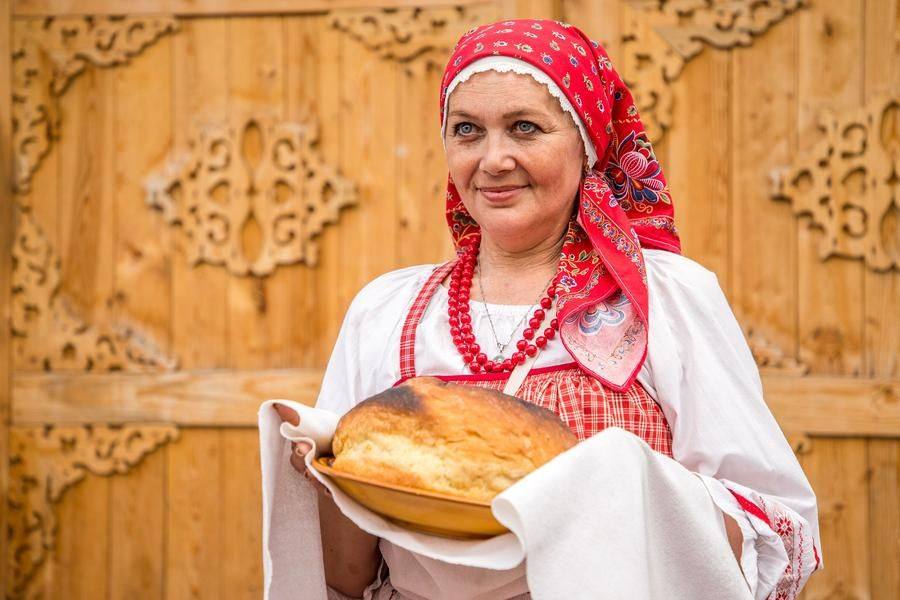 Каравай — обязательный атрибут свадьбы, символ сытой жизни