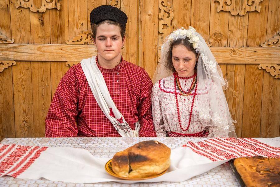После благословления молодых сажают за стол