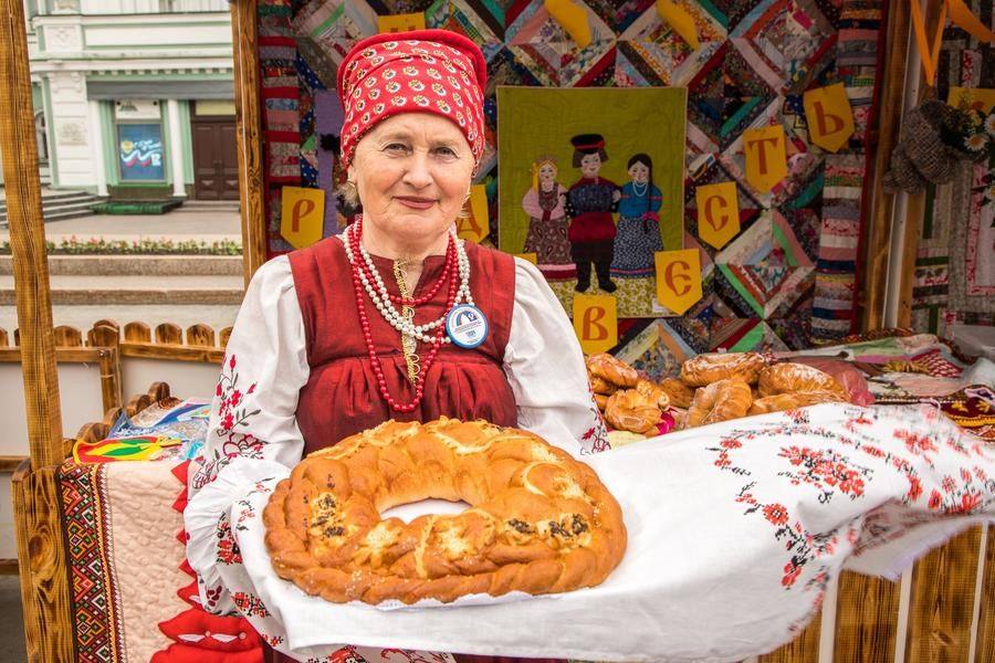 Прогуляемся по Любинскому? В Славянском городке хлебом-солью встречает Калачинск