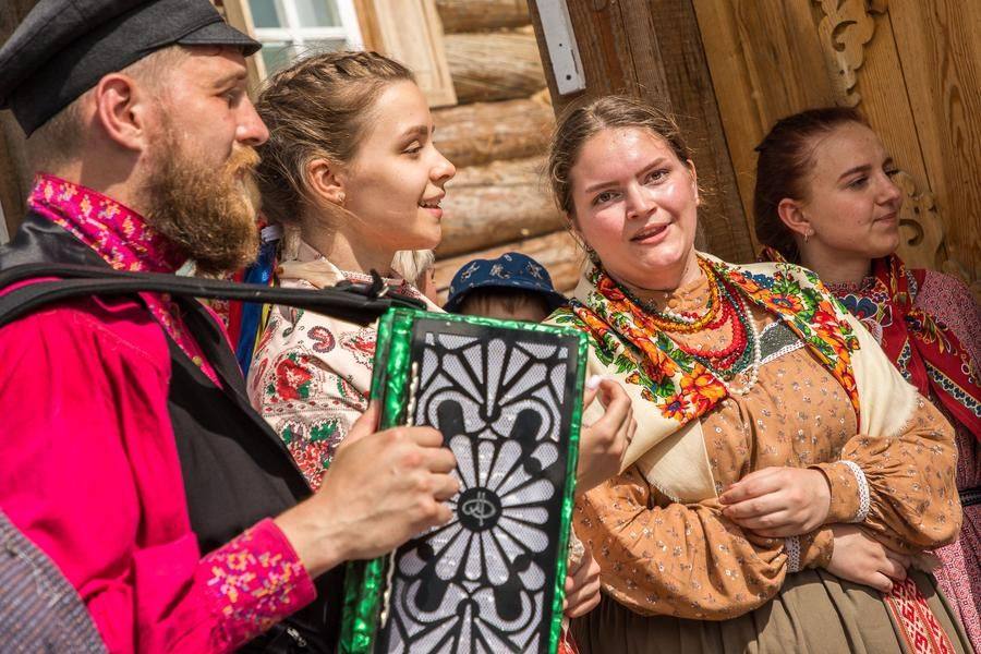 Песнопения продолжаются, их тональность постепенно меняется