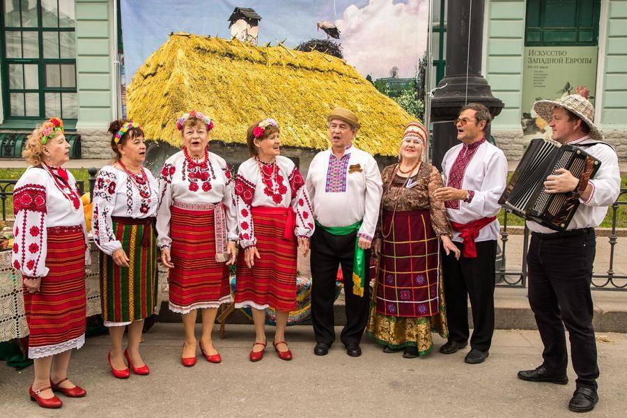 Рядом звучат песни на украинском языке