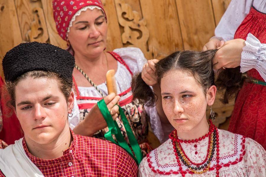 Начинается окручивание — расчесывание с последующей заменой головного убора