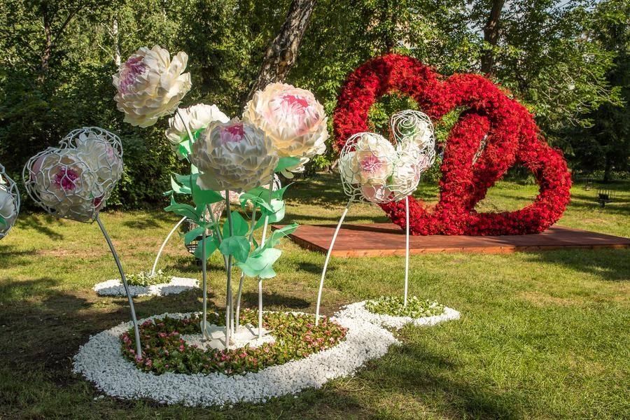 Два сердца — это арт-объект «Время любить»: похоже названы многие композиции