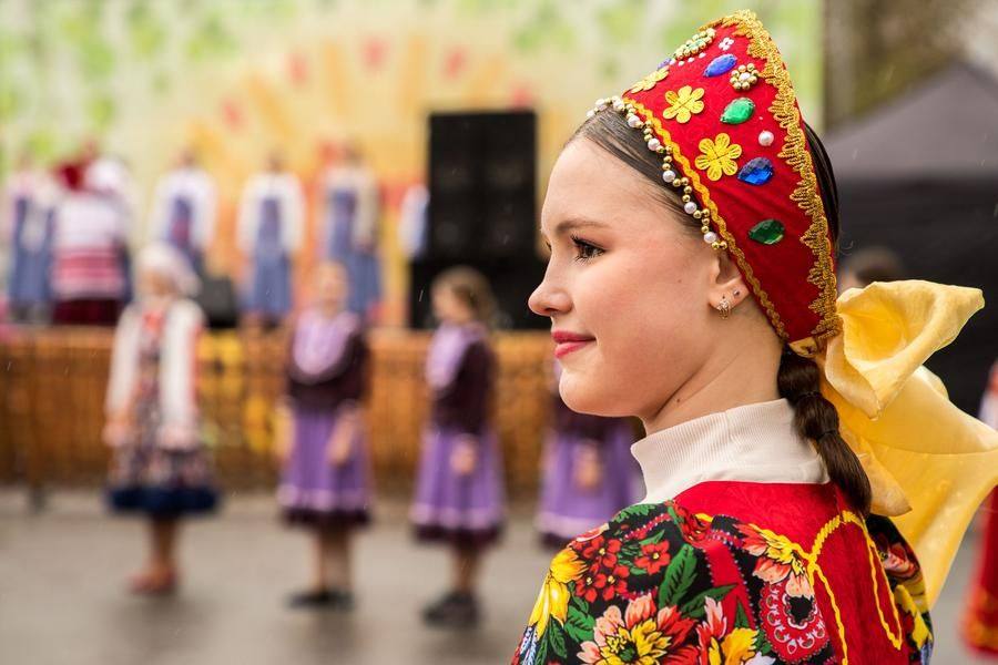 В этот день принято наряжаться: считается, что красный цвет привлекает удачу